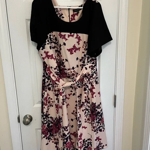 Beautiful midi dress with belt - Picture 2 of 3